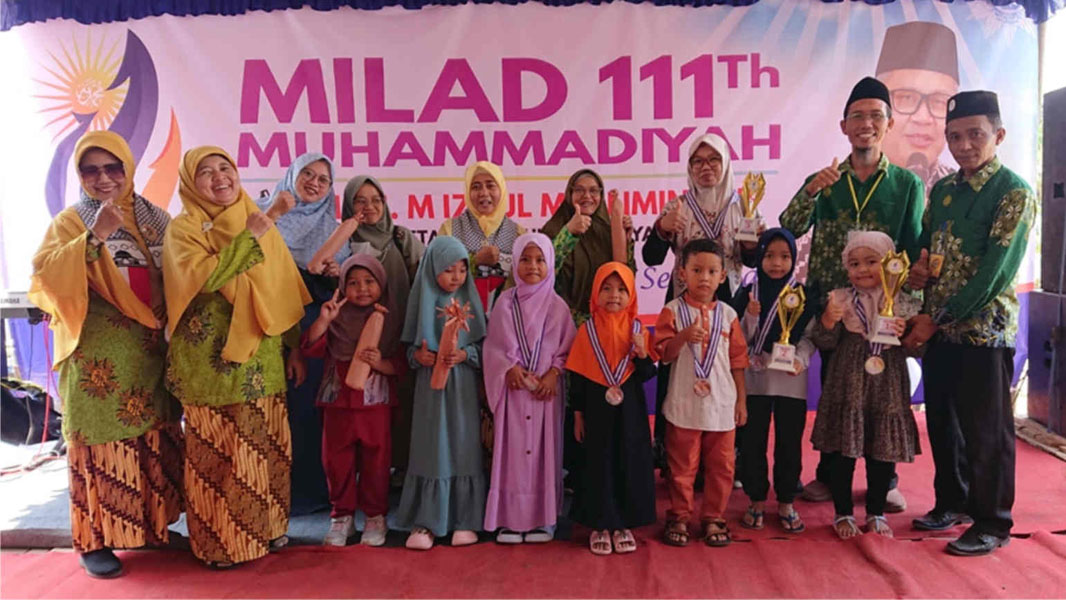 Pemenang-Lomba-Mewarnai-Gambar-bersama-Ketua-PCA-dan-LSBO-pada-Milad-Muhammadiyah-111-Wanareja.jpg